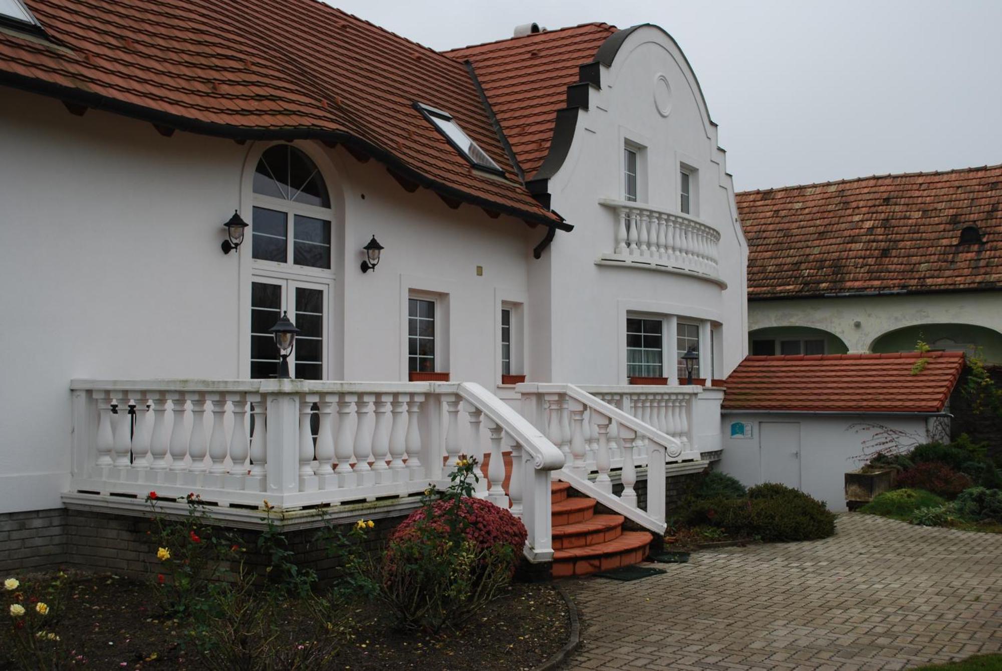 Rozalia Vendeghaz Villa Sarrod Exterior foto